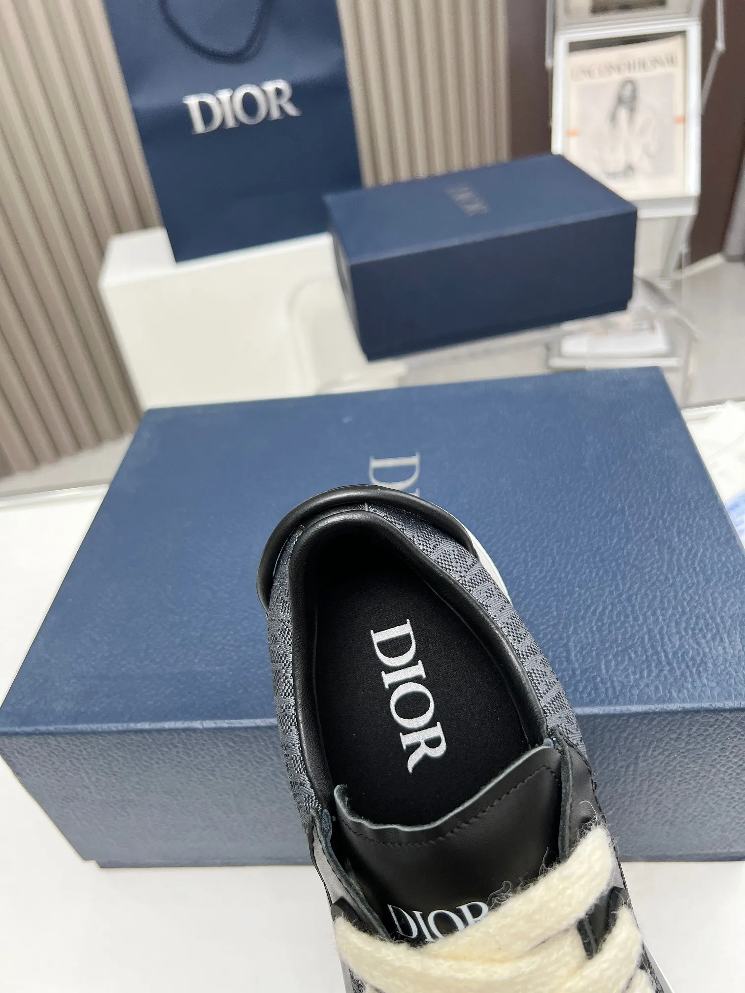 👟👟Ex-factory price 560👟👟 Embroidery +20, DIOR Dior B33 couple's casual shoes - black embroidered model 2024 spring new style, a new interpretation of the classic tennis shoes, the fashionable silhouette highlights the heavy texture, carefully made of black silk matte cowhide, decorated with three-dimensional embroidered Oblique print panels of the same color, and decorated with Dior It's distinguished by a padded tongue with an embossed logo, wide black mohair laces and tonal brass eyelets with a matte finish. The solid black Oblique print-effect rubber sole is decorated with a contrasting Dior 30 Avenue Montaigne logo on the back to enhance the style and add a fashionable touch to the casual look. Size: Women's 35-40 (34, 41 customized, non-refundable) Men's 39-45 (38, 46 customized, non-refundable)